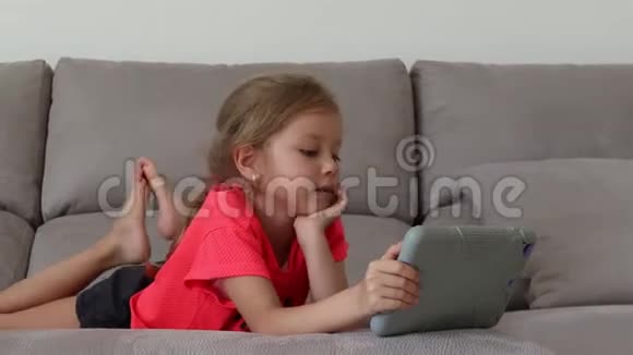 可爱的儿童娱乐与平板视频的预览图