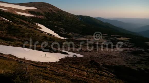 秋天一个孤独的登山者在索洛莫的喀尔巴阡山上下山视频的预览图