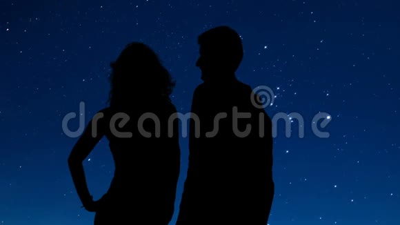 爱的情侣拥抱和仰望夜空中的星星浪漫的约会视频的预览图