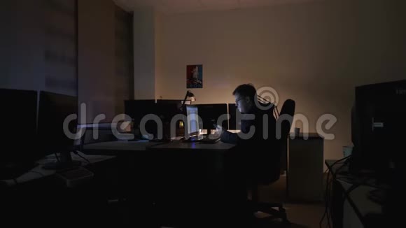 年轻工人正在办公室里打电话库存录像员工在办公室坐得很晚坐在电脑前视频的预览图