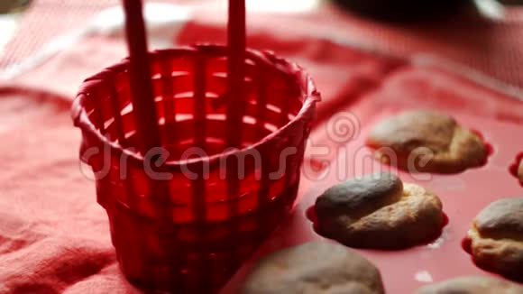 女人把新鲜的松饼放在红色的篮子里视频的预览图
