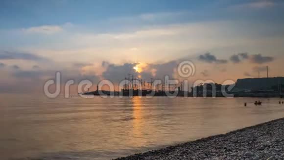 时光流逝在海岸上日出太阳从船上升起4k视频的预览图