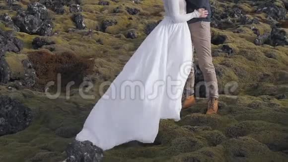 新婚夫妇拥抱在群山之间视频的预览图