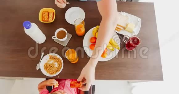 成人和儿童在家吃早餐视频的预览图