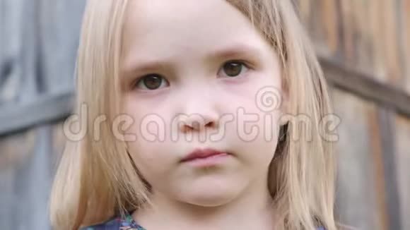 一个棕色大眼睛的美丽悲伤小女孩的特写镜头视频的预览图