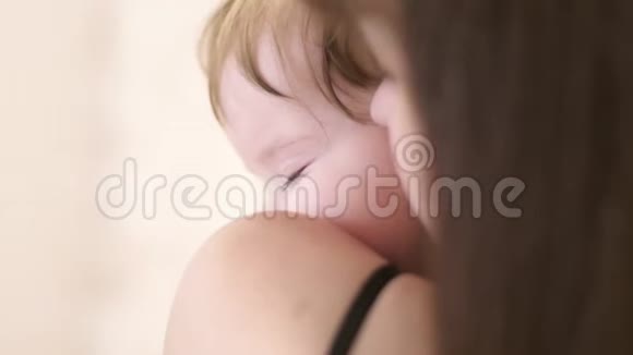 小宝宝正在妈妈怀里睡觉特写镜头视频的预览图