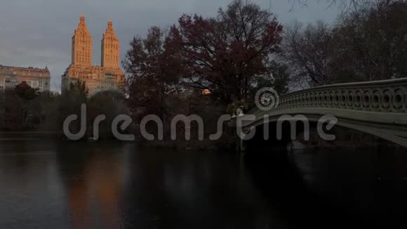 纽约市中央公园秋季早晨的蝴蝶结秋色视频的预览图