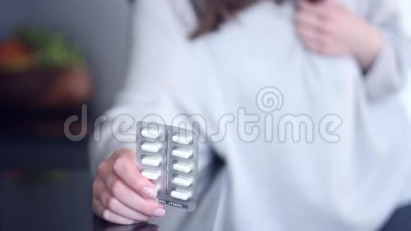 妇女服用口服药物治疗心脏病视频的预览图
