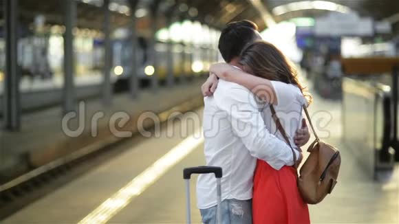 在阳光明媚的日子里在火车站为他的女朋友说再见视频的预览图