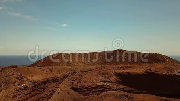 以海洋为背景的沙漠陆地空中景观视频的预览图