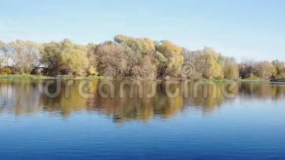 秋天的森林倒映在湖里视频的预览图