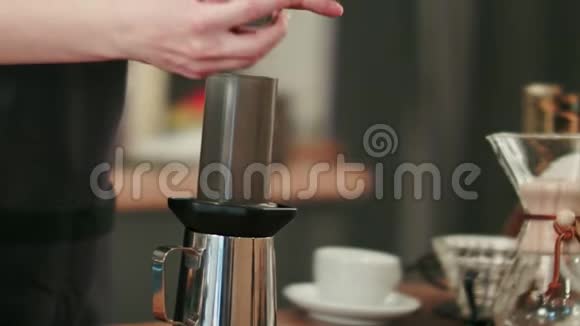 咖啡师加磨咖啡倒热水视频的预览图