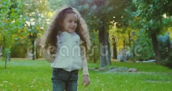美丽的时尚快乐的微笑时尚欢乐的欧洲小可爱的兄弟姐妹在秋天的公园里尽情地散步视频的预览图