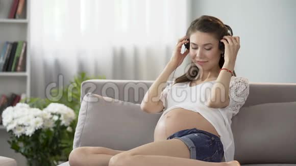 孕妇戴上耳机产前音乐治疗刺激视频的预览图