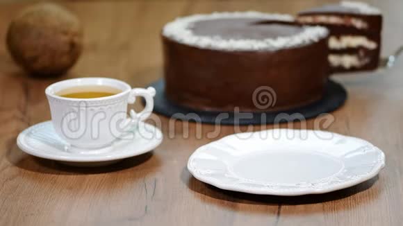 美味的巧克力蛋糕上面撒上椰子用巧克力奶油装饰视频的预览图