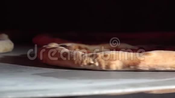 披萨在烤箱里旋转视频的预览图