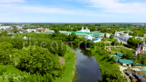 带大教堂的俄罗斯旧建筑空中景观中世纪小镇苏兹达尔视频的预览图