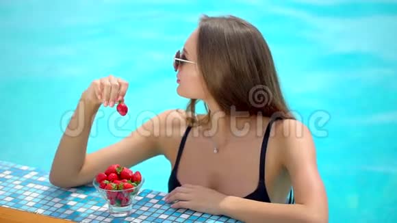 夏天美丽的年轻女子比基尼女孩在热带游泳池放松热辣女人喝着新鲜的视频的预览图