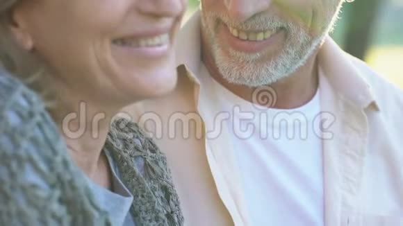 60岁的男人在浪漫的户外约会中拥抱和亲吻他美丽的妻子视频的预览图