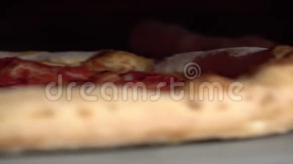 披萨在烤箱里旋转视频的预览图