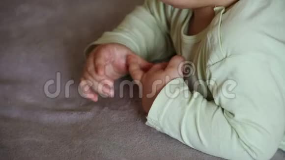 可爱可爱的婴儿学步手手指亲密的一代精致的计数发现学习视频的预览图