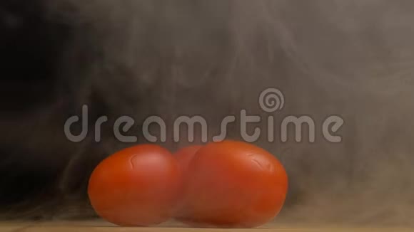 新鲜的樱桃西红柿在黑色的背景下有凉爽和新鲜手从他们的颜色视频的预览图