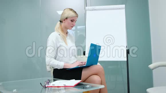 女商人正在用手提电脑打字双手特写视频的预览图