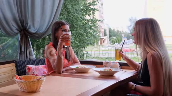 两个女朋友在最喜欢的咖啡馆休息分享新闻高兴地见面室内画像视频的预览图
