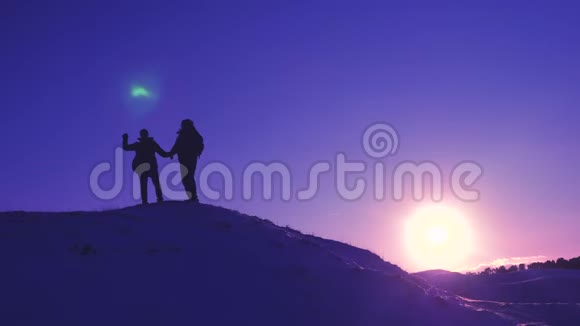 冬天带背包的男性游客在阳光明媚的山上雪山上的登山者为此而欢欣鼓舞视频的预览图