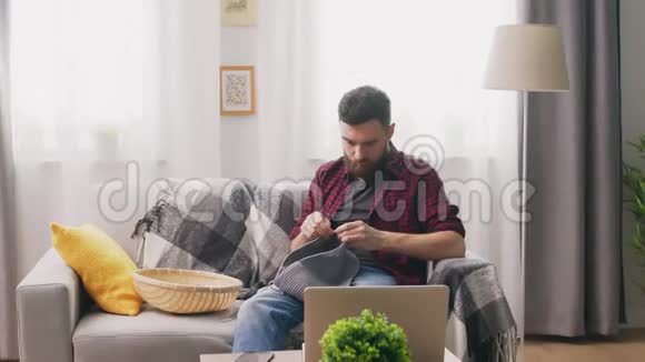 坐在沙发上编织的人的盘视频的预览图