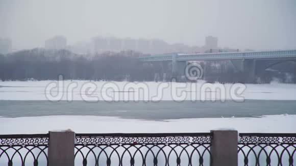 冰雪天气下西伯利亚城市的堤岸视频的预览图