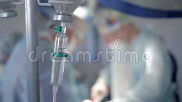静脉滴注药的重点外科医生团队在病人的背景下进行手术的重点视频的预览图