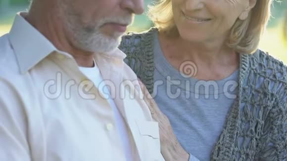 幸福的老夫妻享受浪漫约会的每一刻妻子亲吻丈夫视频的预览图