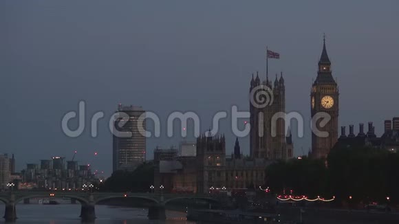 伦敦形象与南华克桥威斯敏斯特宫和大本钟塔的黄昏视频的预览图