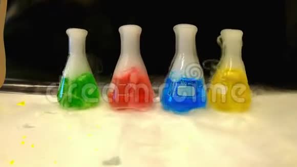 化学实验室中的五颜六色的化学溶液在白烟下沸腾视频的预览图