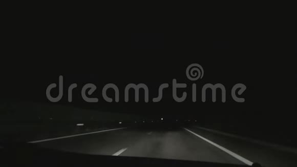 一辆车在低交通高速公路上的夜间拍摄视频的预览图