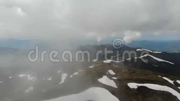 喀尔巴阡山在模糊雾下的缓坡空中拍摄视频的预览图