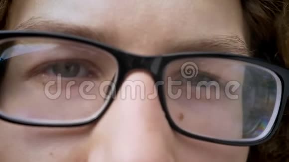 一个戴眼镜的年轻白种人表情严肃而集中视频的预览图