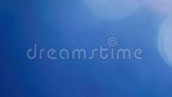 蓝色背景上的4k潜水光泄漏移动镜头耀斑蓝色粉彩视频的预览图