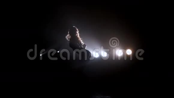 女孩在薄雾中跳舞视频的预览图