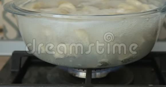 烹饪自制饺子的过程锅中沸水包饺子视频的预览图