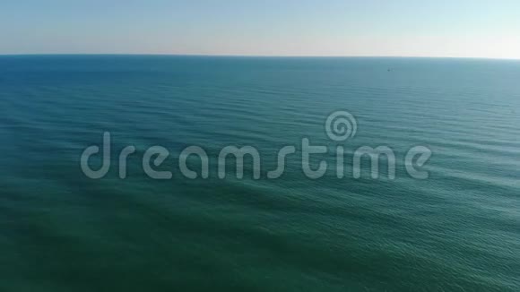 照相机飞过模糊的海浪飞向干净的地平线照相机飞过大海飞向清澈的地平线视频的预览图
