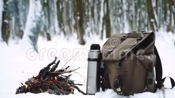 热茶咖啡营火一冬时四周白雪林概念冒险活动户外度假视频的预览图