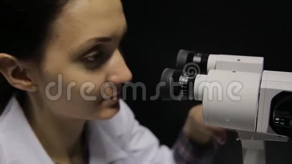 医生使用最新技术对病人进行眼科检查4K视频的预览图
