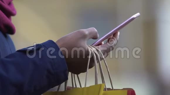 网上购物女性在智能手机上订购商品移动应用视频的预览图