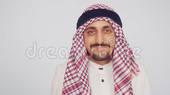 一个留着胡子和国服的男人微笑着享受这笔交易现代办公室里的阿拉伯人商业领域视频的预览图