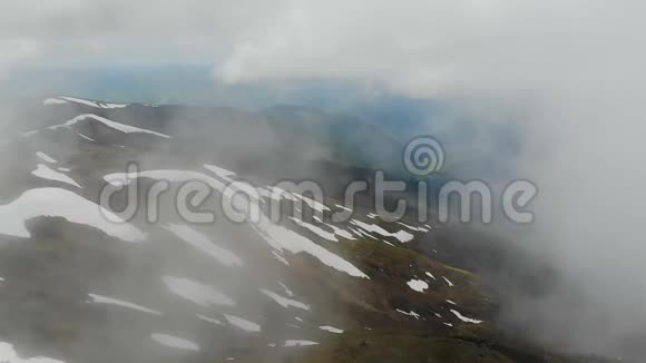喀尔巴阡山脉的空中拍摄覆盖着闪亮的雪和雾视频的预览图