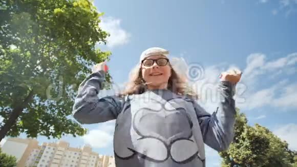 少女戴着一顶帽子在一个广角鱼眼镜头凸轮前摆出有趣的姿势面的特写视频的预览图