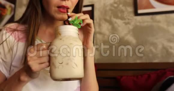 作物女性饮用健康饮料视频的预览图