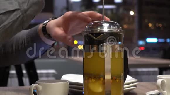 男子在咖啡厅喝沙棘茶在法国媒体手特写视频的预览图